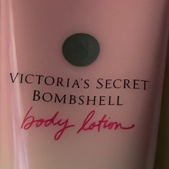 Victoria’s Secret bombshell lotion - Picture 2 of 7